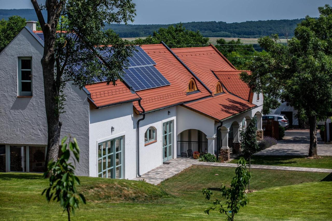 Oszter Udvarhaz Kekkut Exteriér fotografie